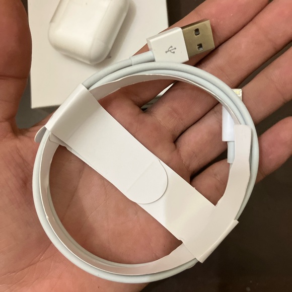 AirPods 2nd Generation - Picture 4 of 5